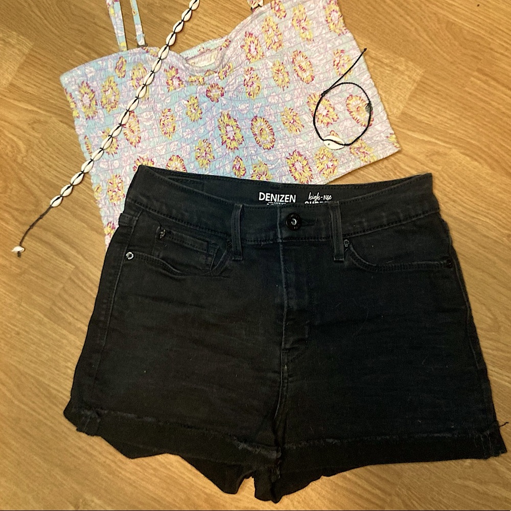 Black Levi’s shorts